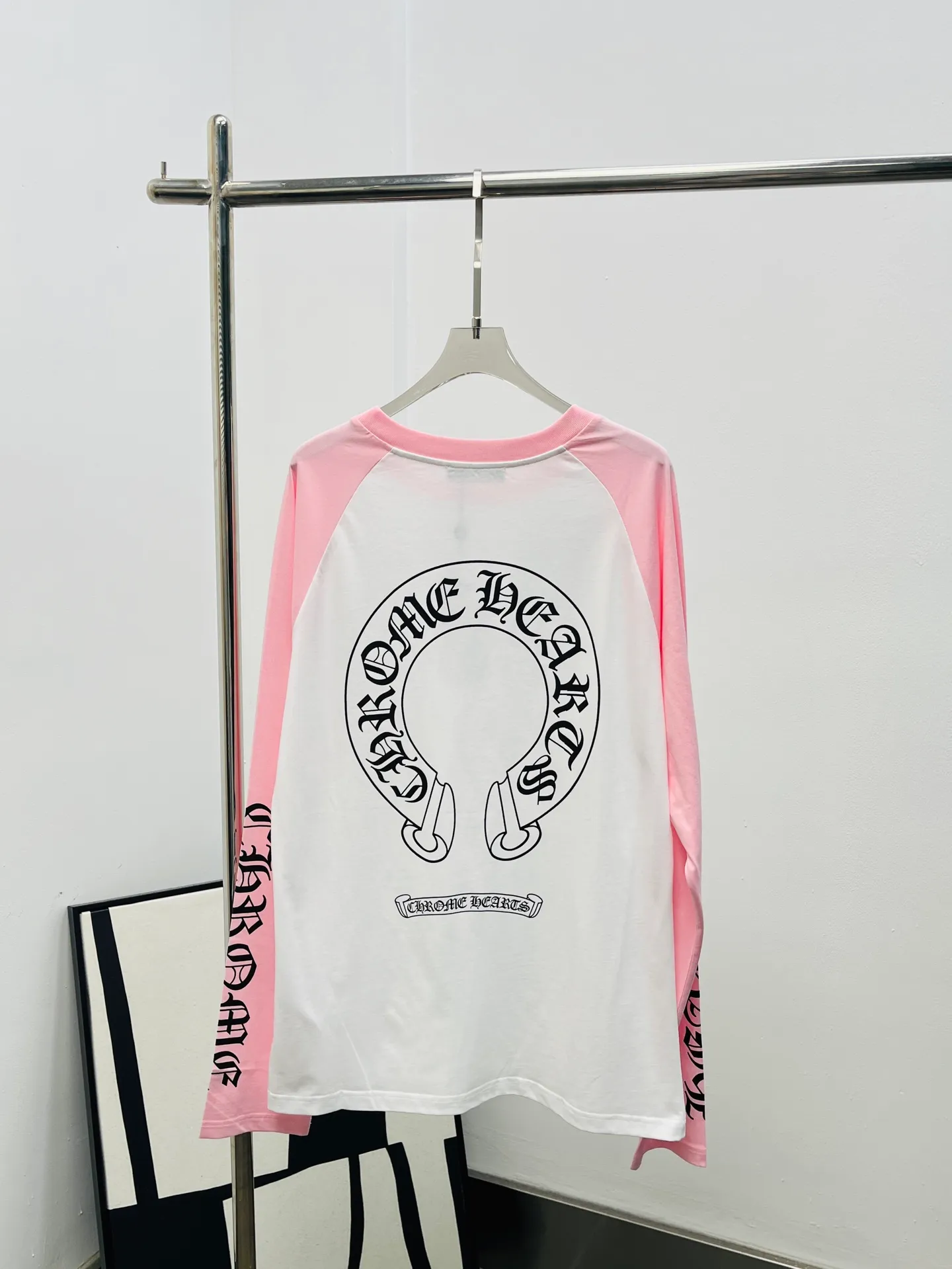 P260 •Chrome hear*•2025 New Arrival Letter Print Contrast Color Raglan Long Sleeve Top Customized YB twill cotton material, comfortable texture, full of stretch, round neck long sleeve top cut, embellished with topical horseshoe graphic letter logo on one side of the chest to highlight the brand style, loose version, visually narrow and elongated, slim and tolerant. The raglan is available in contrasting pink and black, and the cuffs echo the letter print. The brand style is distinct, and it is stylish when worn alone. Customized surface accessories, look for the correct version, high version, 2 colors SML